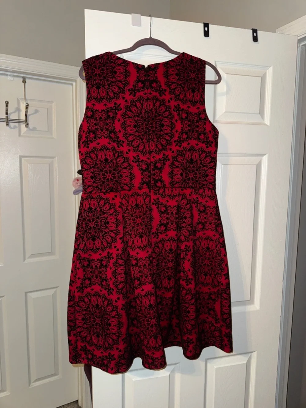 π€MADISON LEIGH RED BLK SLEEVELESS DAMASK FIT N FLARE DRESS SIZE 16π€ - Picture 2 of 10